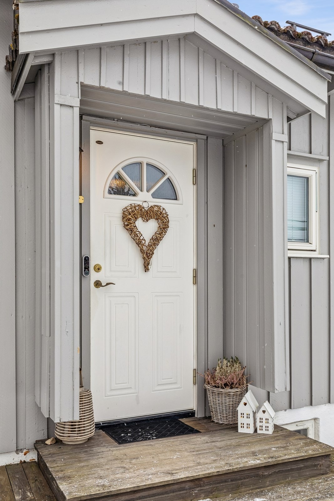 En profilert entrédør fra 2000 ønsker deg velkommen inn. Galleribilde