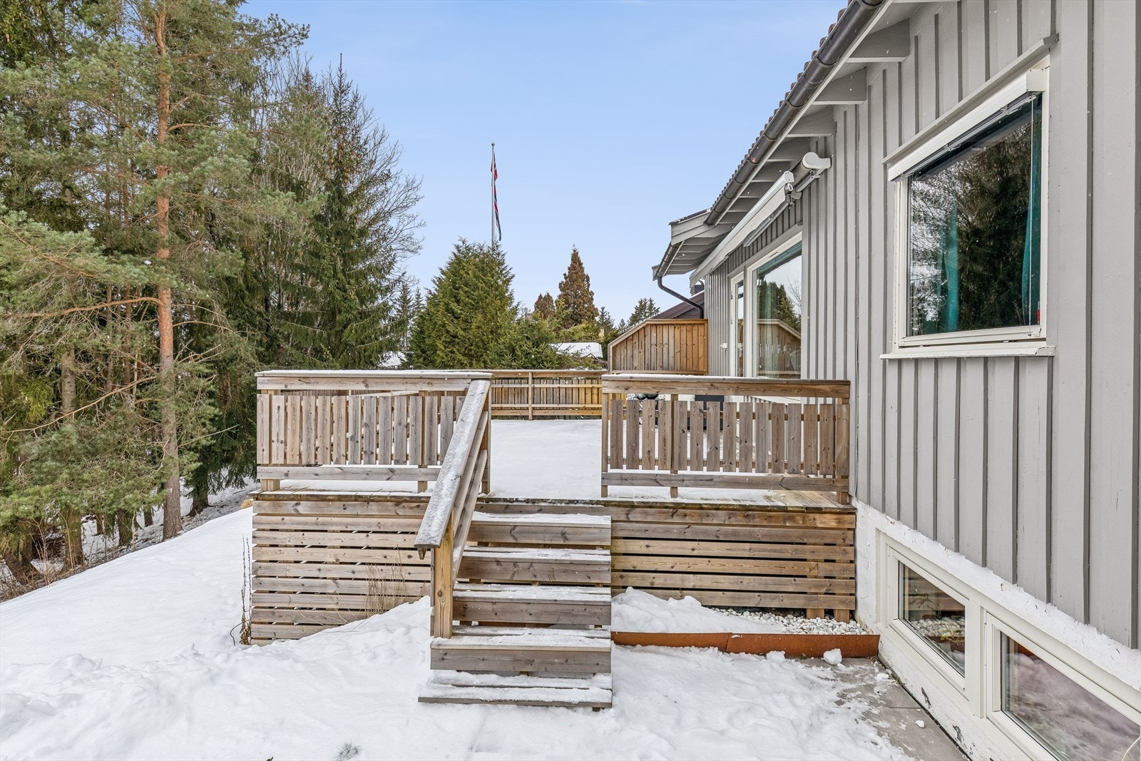 I tillegg til stor elektrisk terrassemarkise er det utvendig solskjerming/persienner på begge soverom samt stue og kjøkkenvindu mot vest. Alt fra Kjells Markiser. Galleribilde