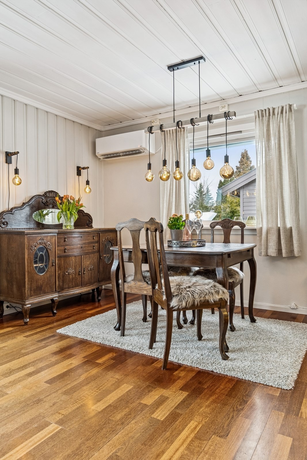 Boligen er utstyrt med en effektiv luft-til-luft varmepumpe fra 2022 (service 2024) som holder etasjen i en jevn og fin temperatur, og kjøler deilig på de varmeste sommerdagene. Galleribilde