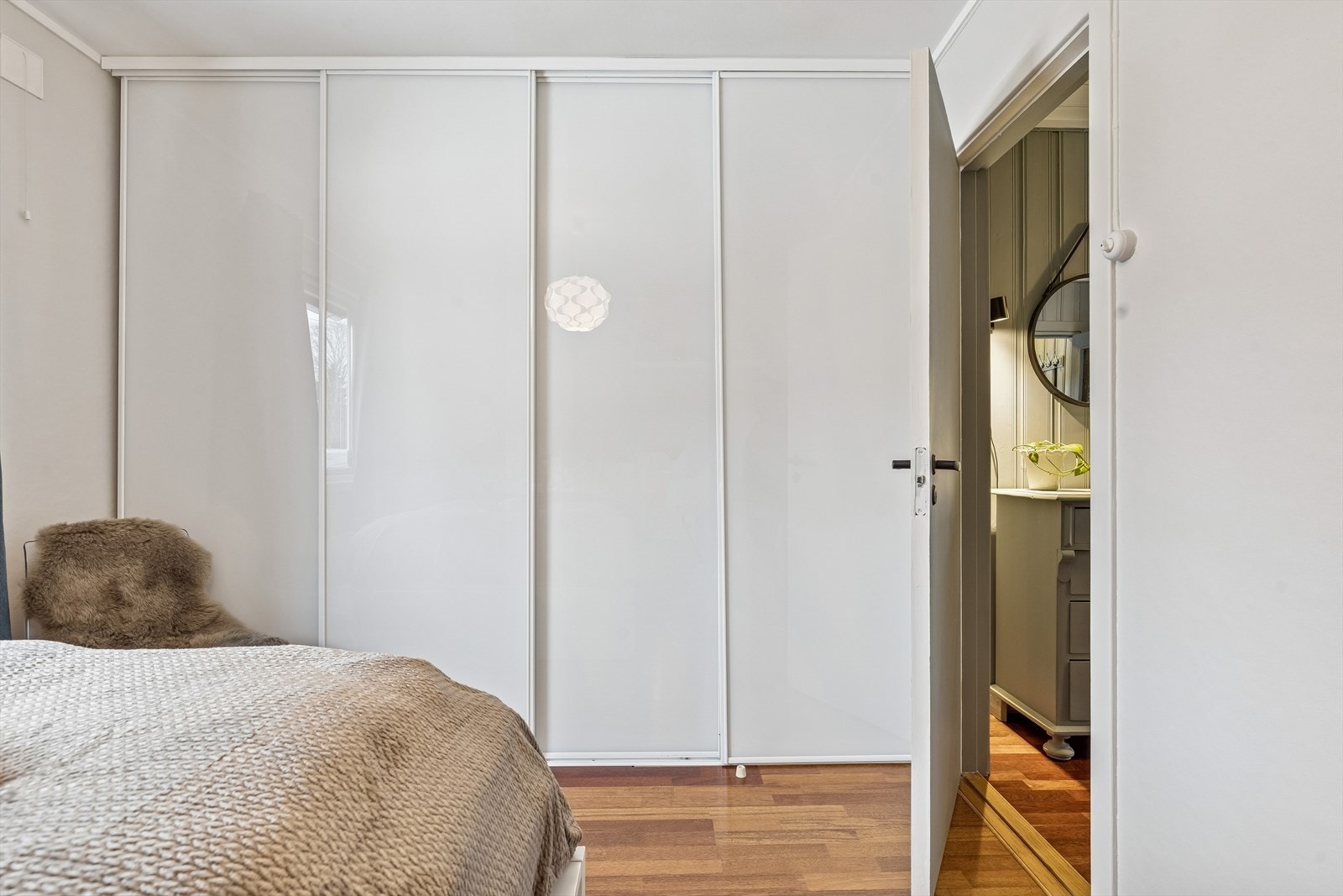 Også dette rommet har en praktisk og stor garderobeløsning. Galleribilde