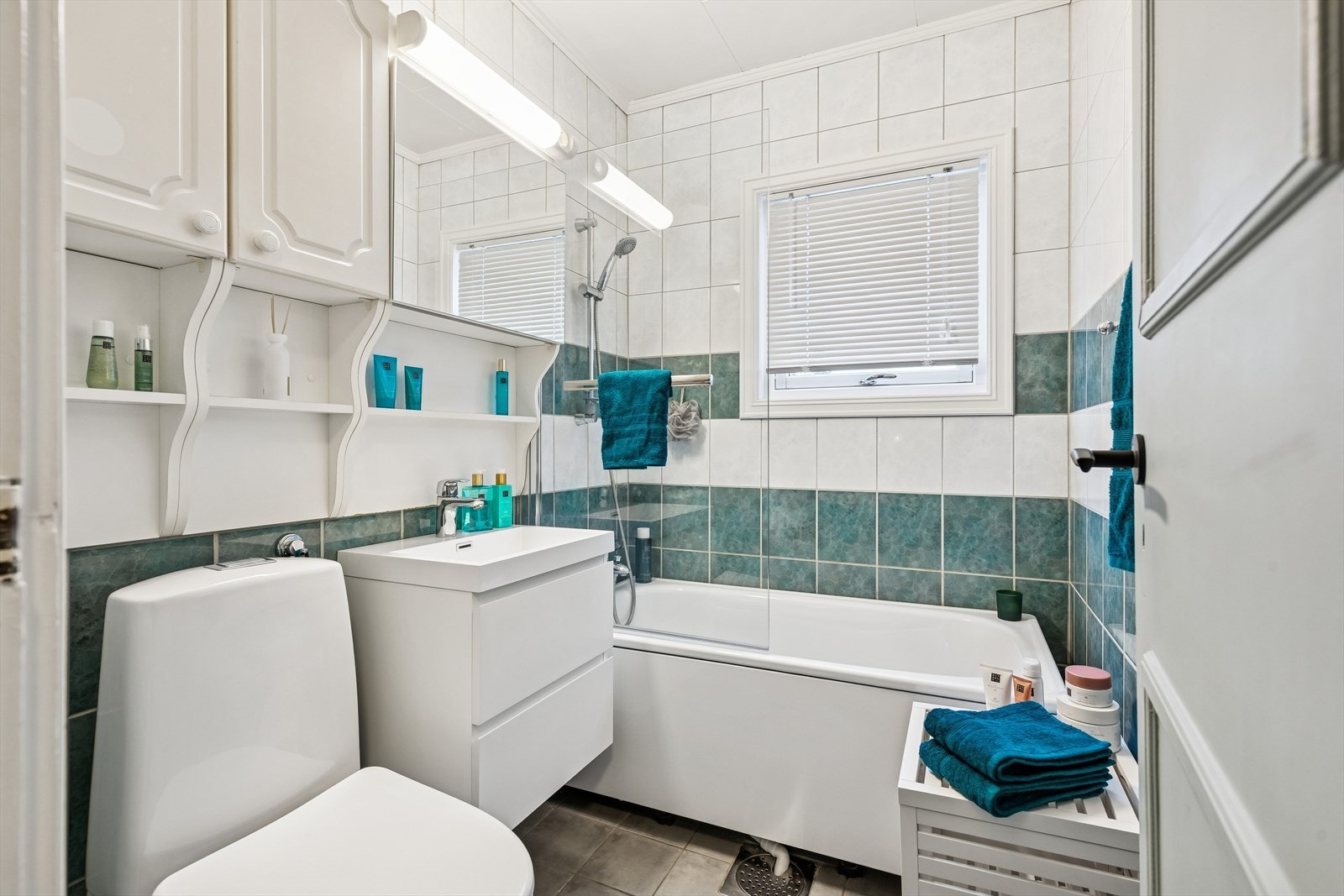 Badet i første etasje ble renovert i 1999 og har flislagt gulv med gulvvarme. Galleribilde