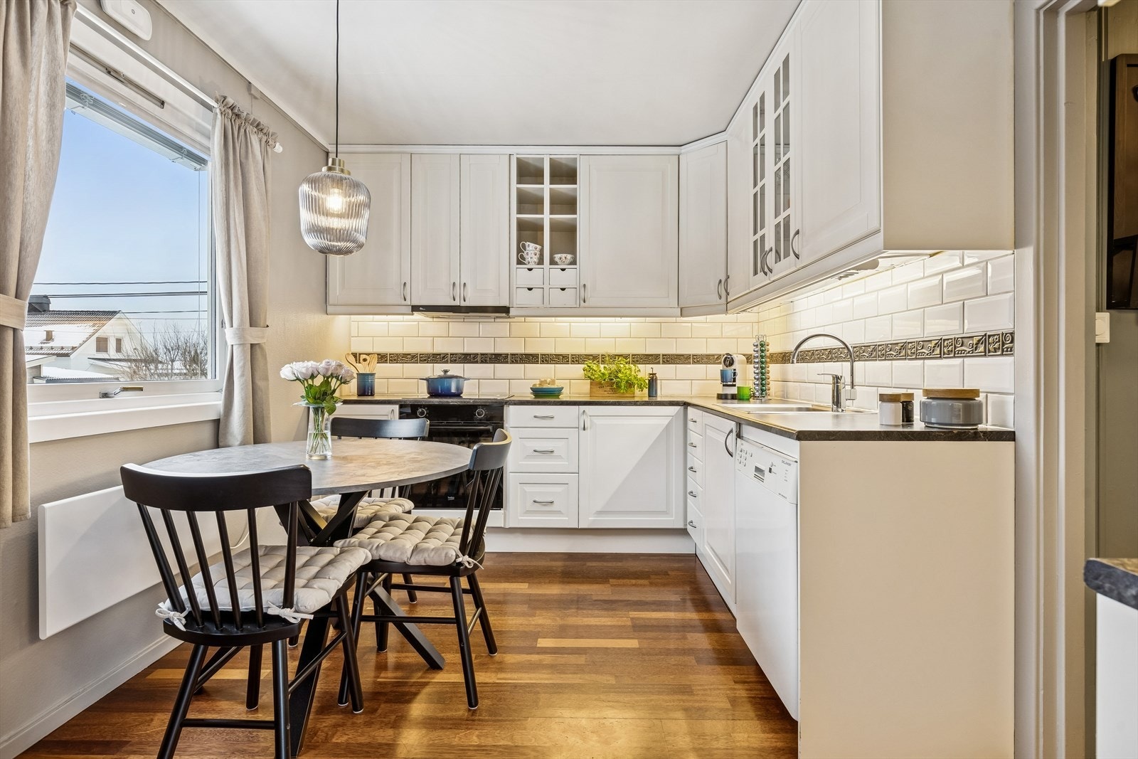 Kjøkkenet har en praktisk spiseplass ved vinduet. Galleribilde