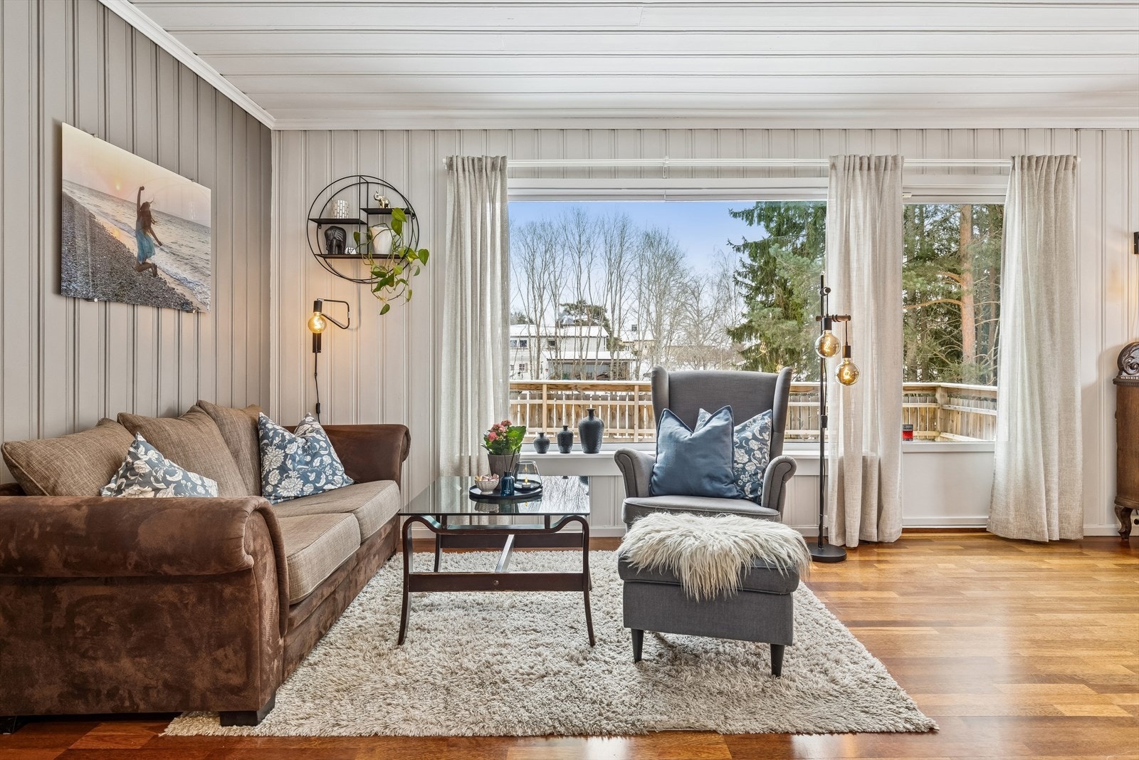 Her er det god plass til en komfortabel sofagruppe. Galleribilde