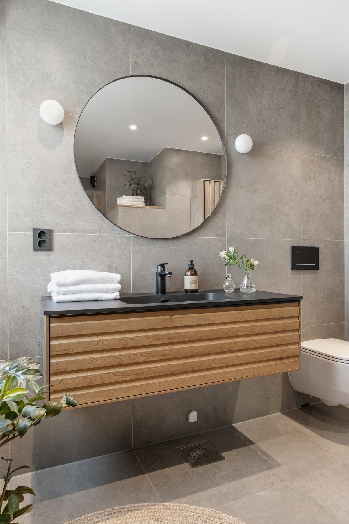 Godt belysning på badet med downlights i tak samt lys integrert ved speil. Galleribilde