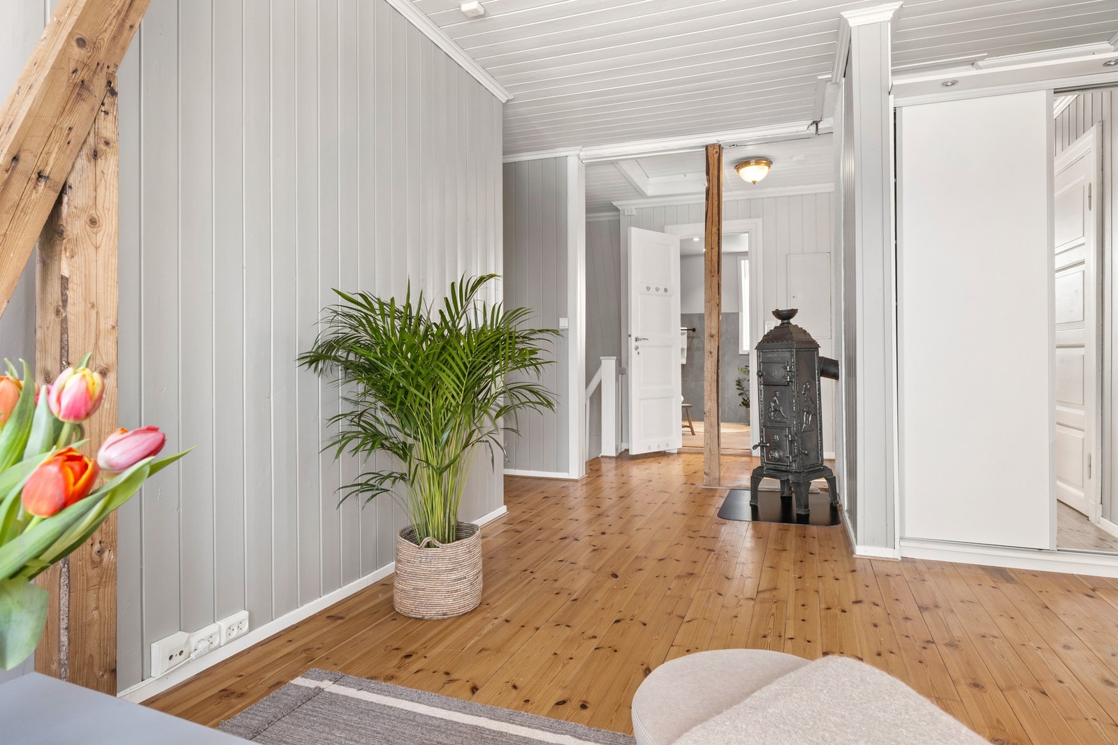 Lys og hyggelig loftstue med vedovn. Galleribilde