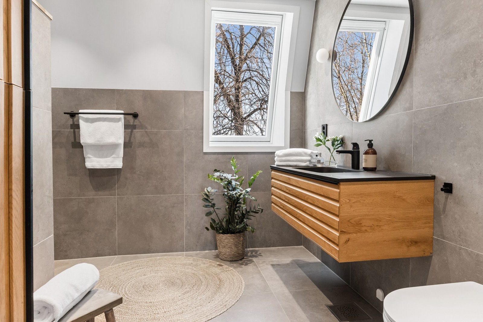 Nyere, moderne og flislagt baderom. Galleribilde