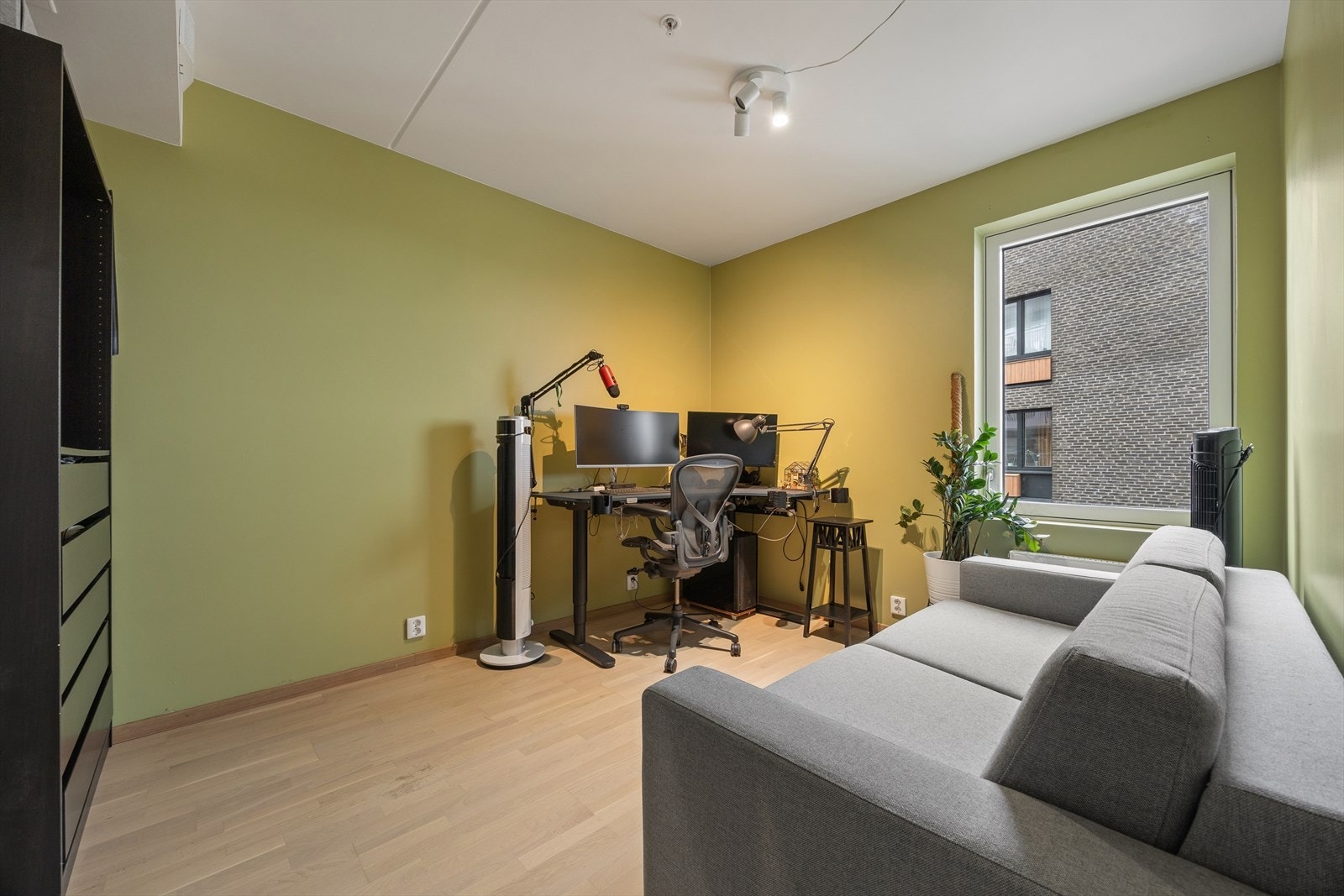 Soverom nr.2 er også av god størrelse med god plass til stor seng og tilhørende garderobeskap. Galleribilde