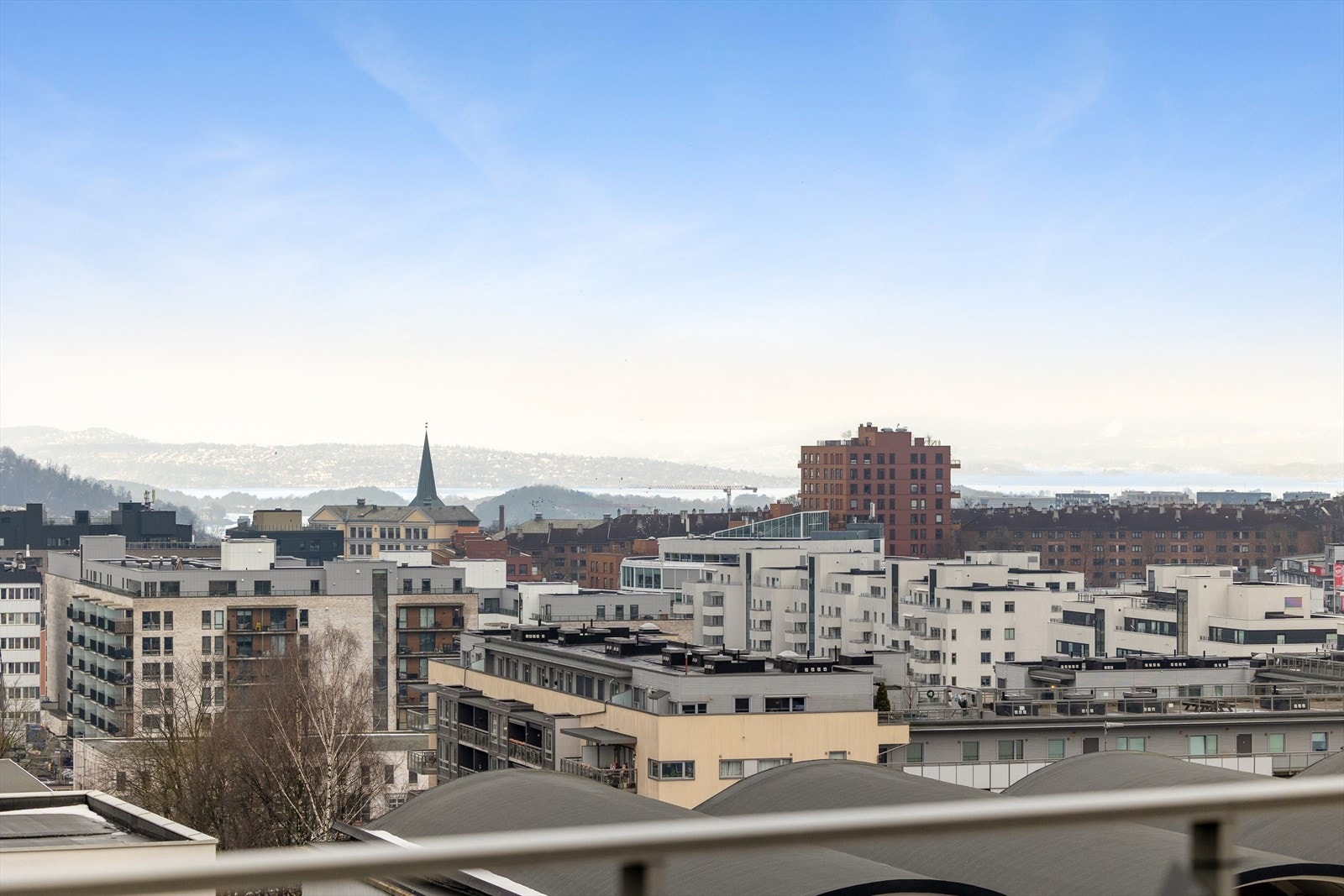 Flott utsikt over Ensjøbyen og Oslofjorden i bakgrunn. Galleribilde