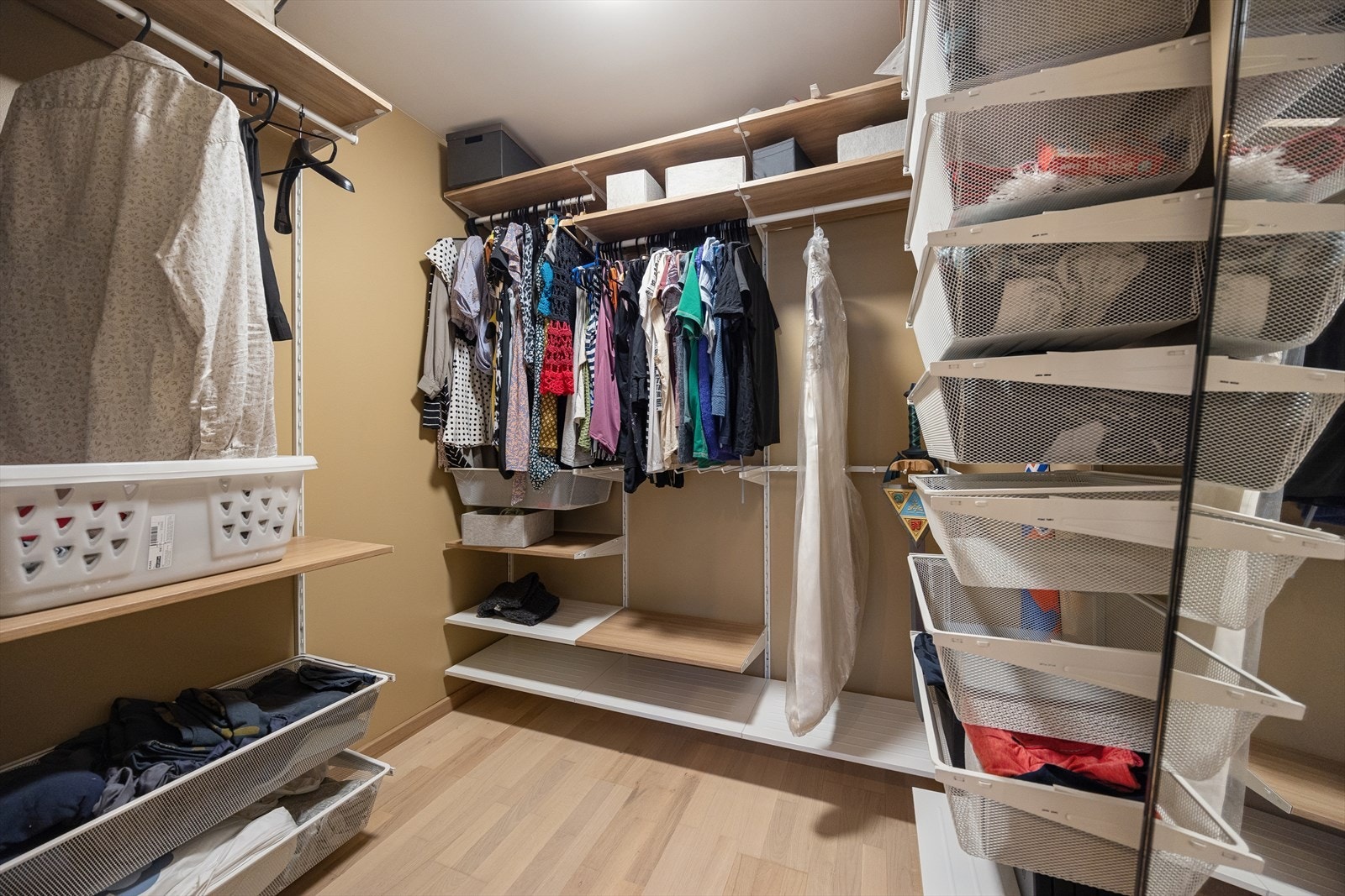 God oppbevaringsplass for sko og klær. Leiligheten har i tillegg en kjellerbod på ca. 5 kvm. Galleribilde