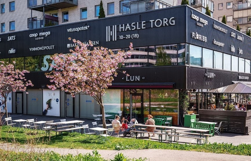 Hasle Torg med blant annet Sats, Vinmonopol, Baker Hansen, Coop, Apotek og T-banestasjon med linje 5. Galleribilde