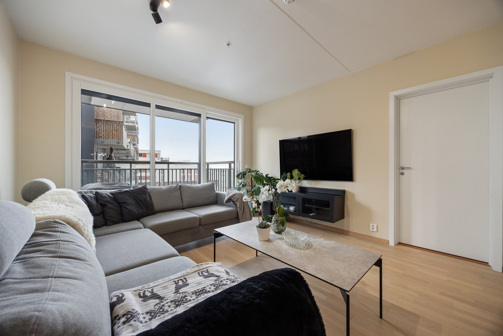 God plass for sofagruppe og stort spisebord. Galleribilde