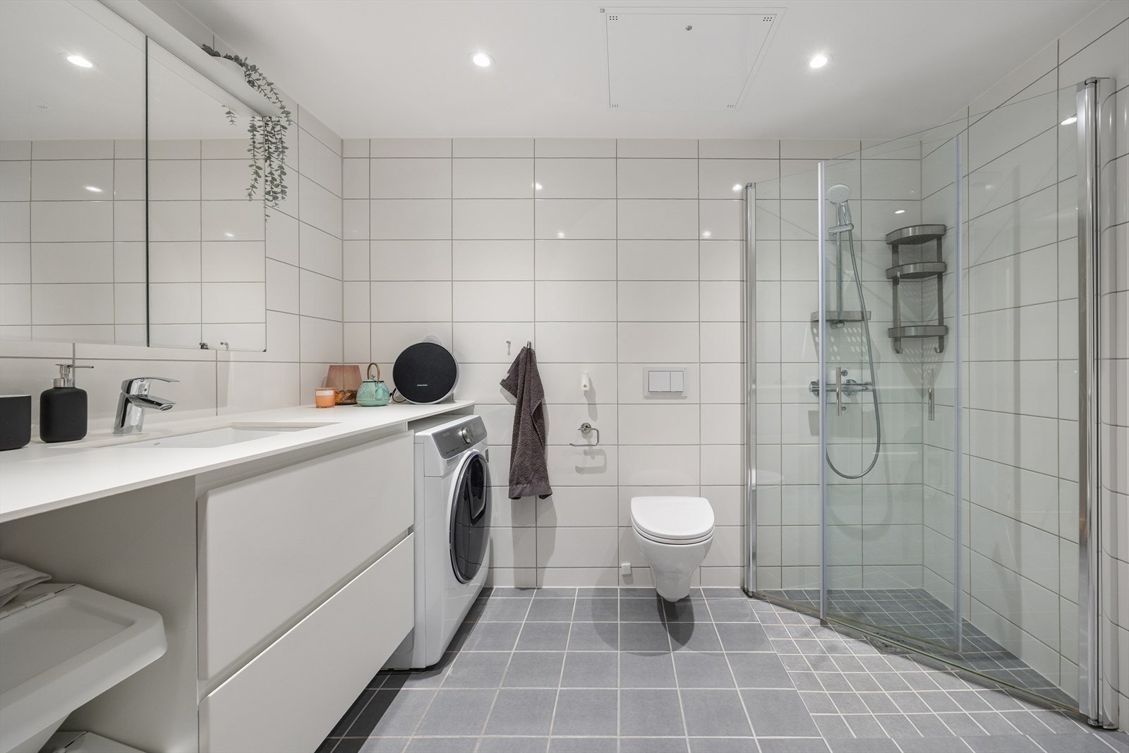 Pent flislagt baderom med gulvvarme. Galleribilde