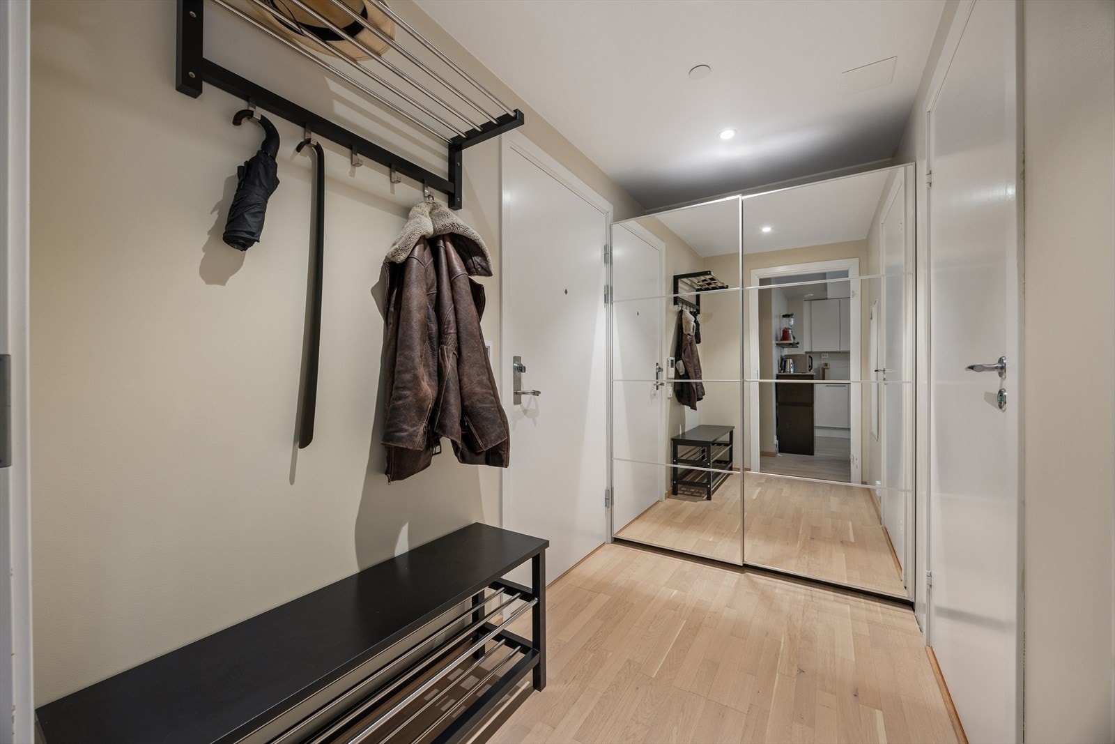 Romslig og innbydende entré med god oppbevaringsplass for sko og ytterklær. Galleribilde