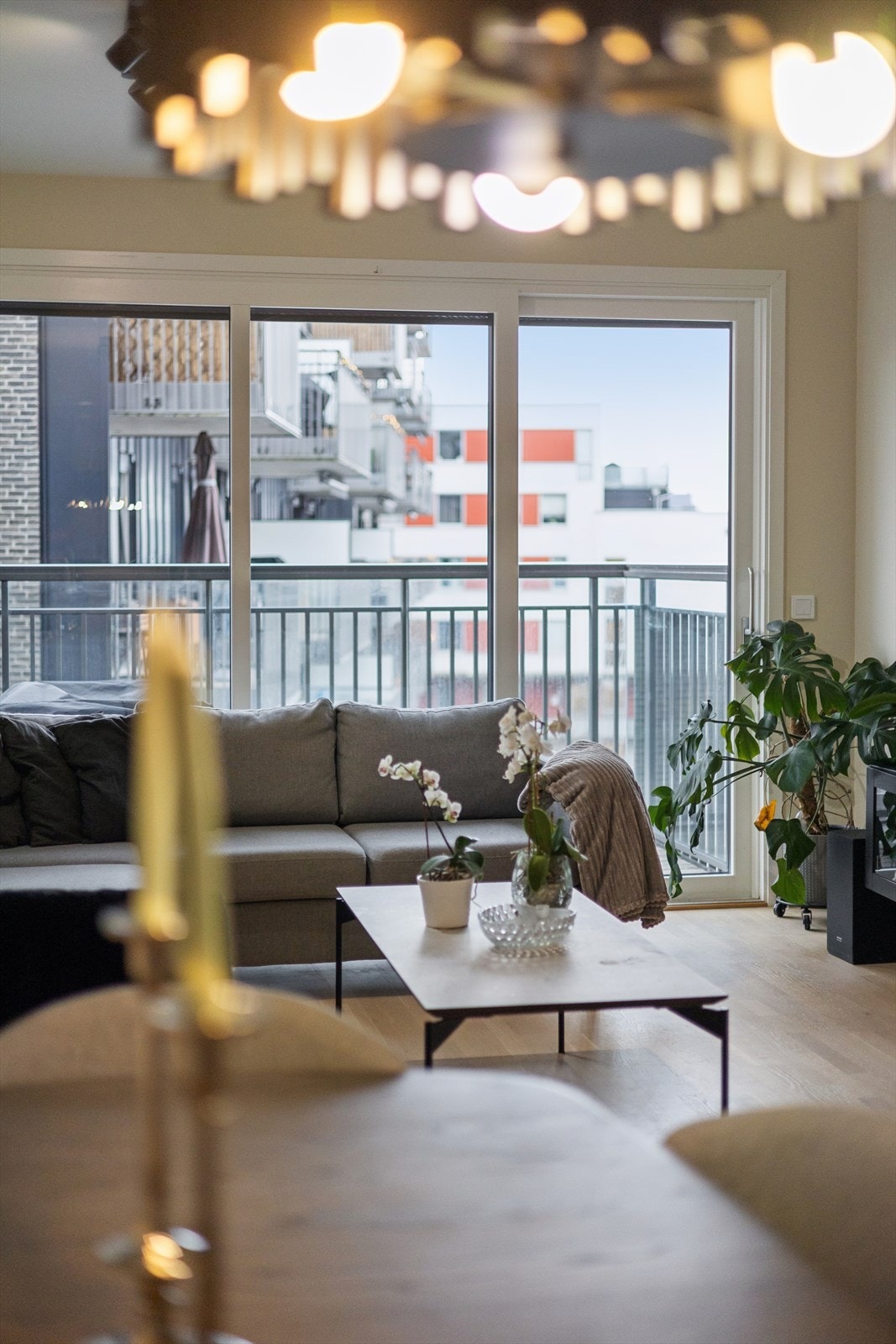 De store vindusflatene gir godt med naturlig lys inn i stuen. Galleribilde