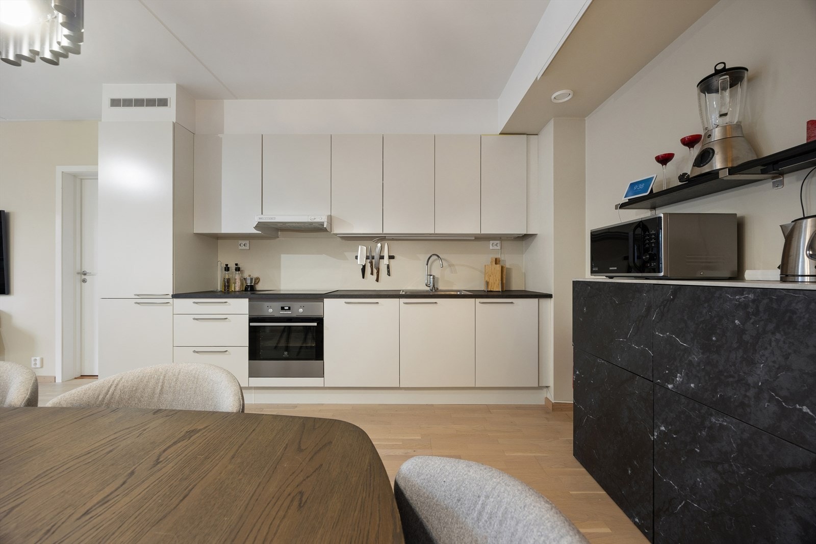 Tiltalende kjøkken med integrerte hvitevarer. God plass til spisesalong. Galleribilde