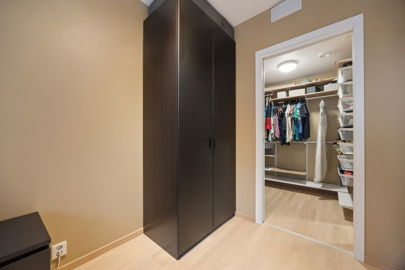 Walk-in-garderobe/ innvendig bod i tilknytning til hovedsoverom. Galleribilde