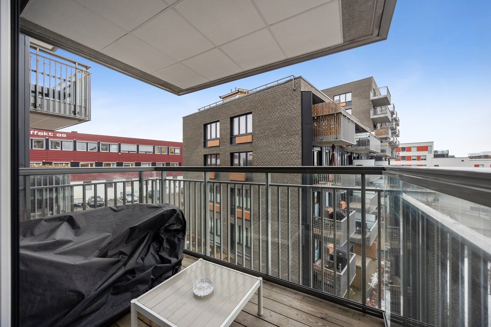 God plass til grill og utemøblement. Galleribilde