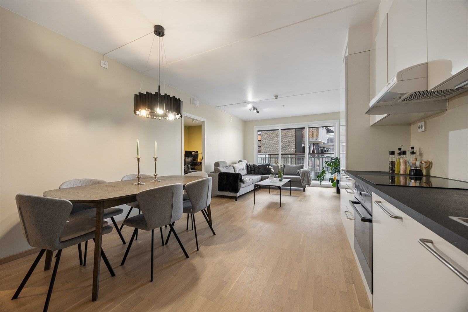 Lys og pen stue med gode møbleringsmuligheter. Galleribilde