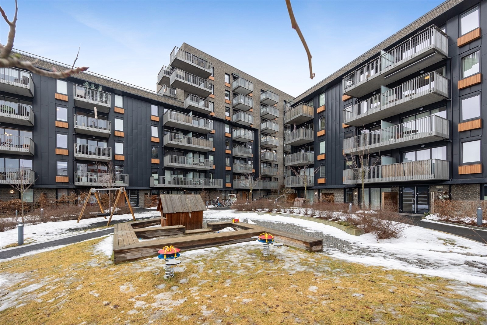 Leiligheten ligger fint til i 3.etasje i nybygg fra 2020. Adkomst via heis til etasjeplan. Galleribilde