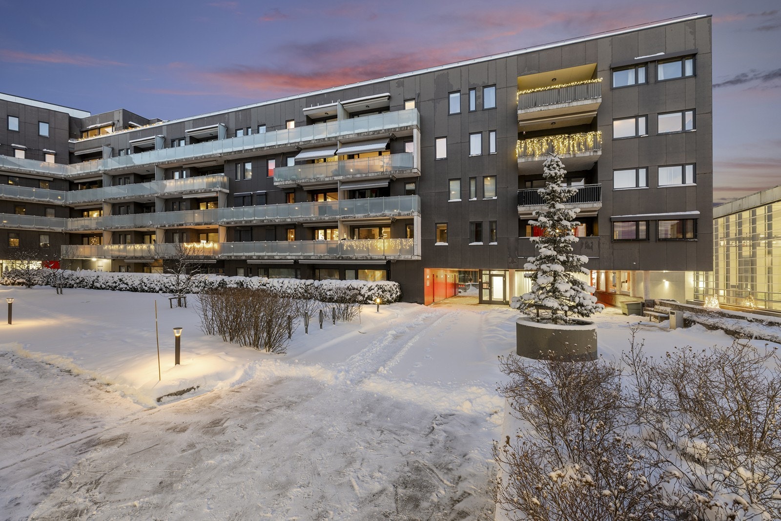 Fellesområdene er pent opparbeidet med steinsatte arealer, gressplener og beplantning. Galleribilde