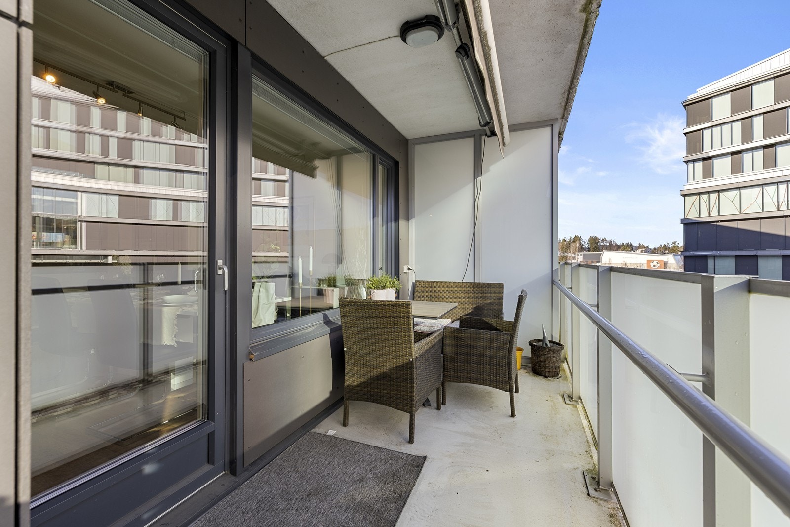 Balkongen har markise og frostet glass som gir en privat følelse. Galleribilde