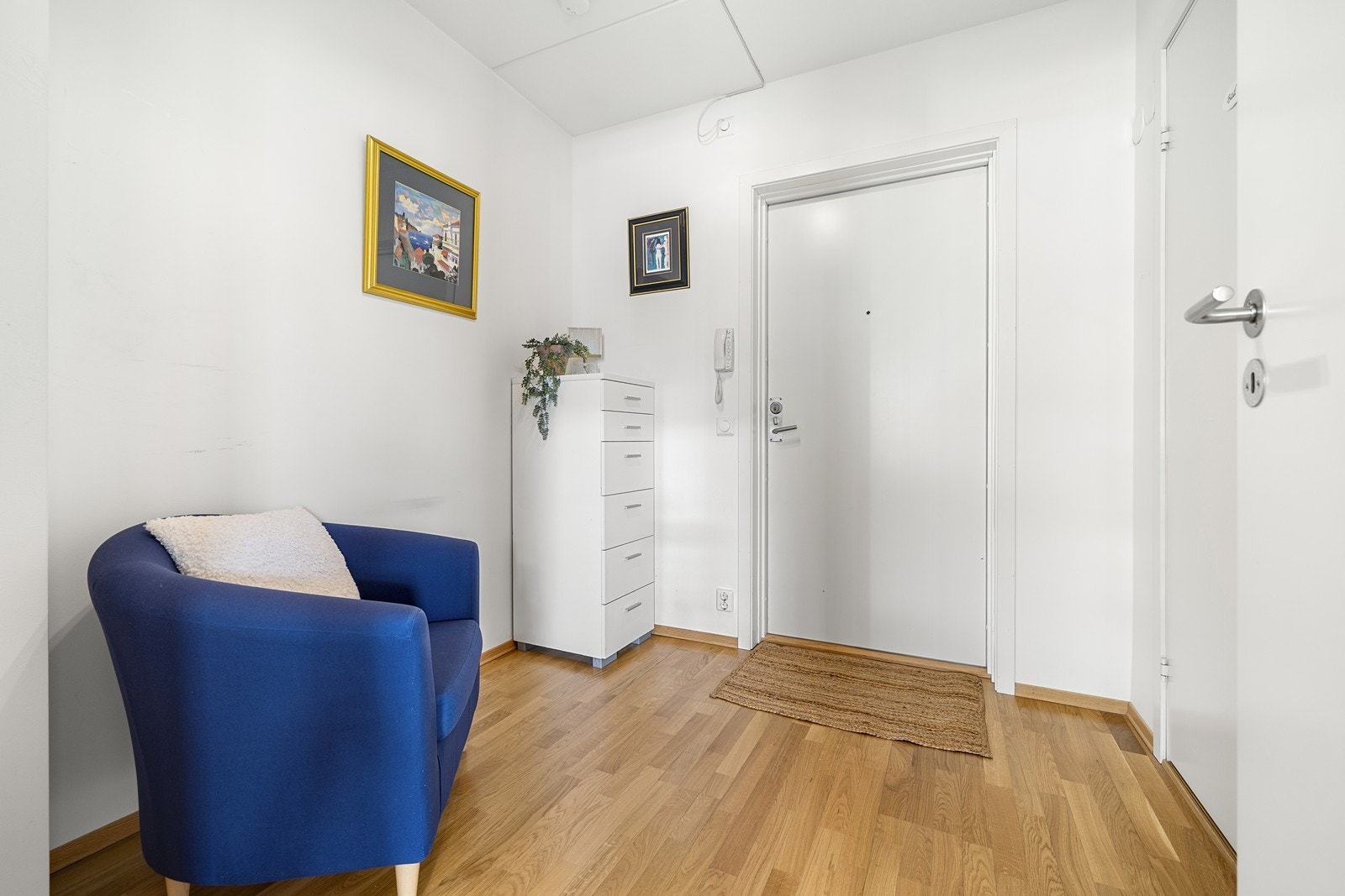 Lys entré med mulighet for oppheng av yttertøy og plassering av sko. Galleribilde