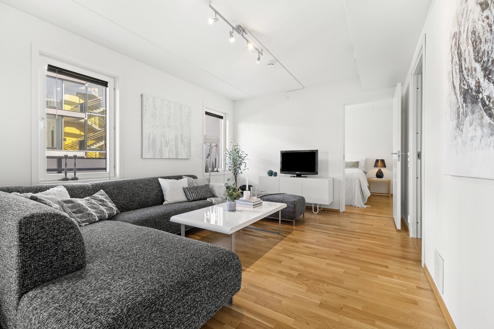 Mange vinduer gir rikelig med lys til rommet, det er hvitmalte overflater og det er parkett på gulv. Galleribilde