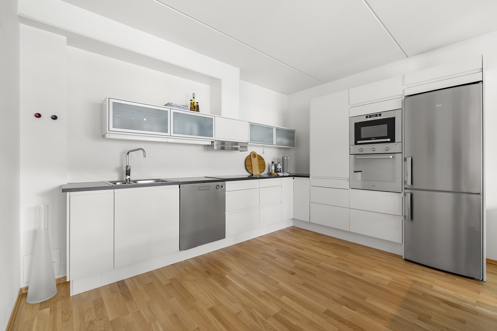 Integrerte hvitevarer som koketopp, stekeovn og mikrobølgeovn. Galleribilde