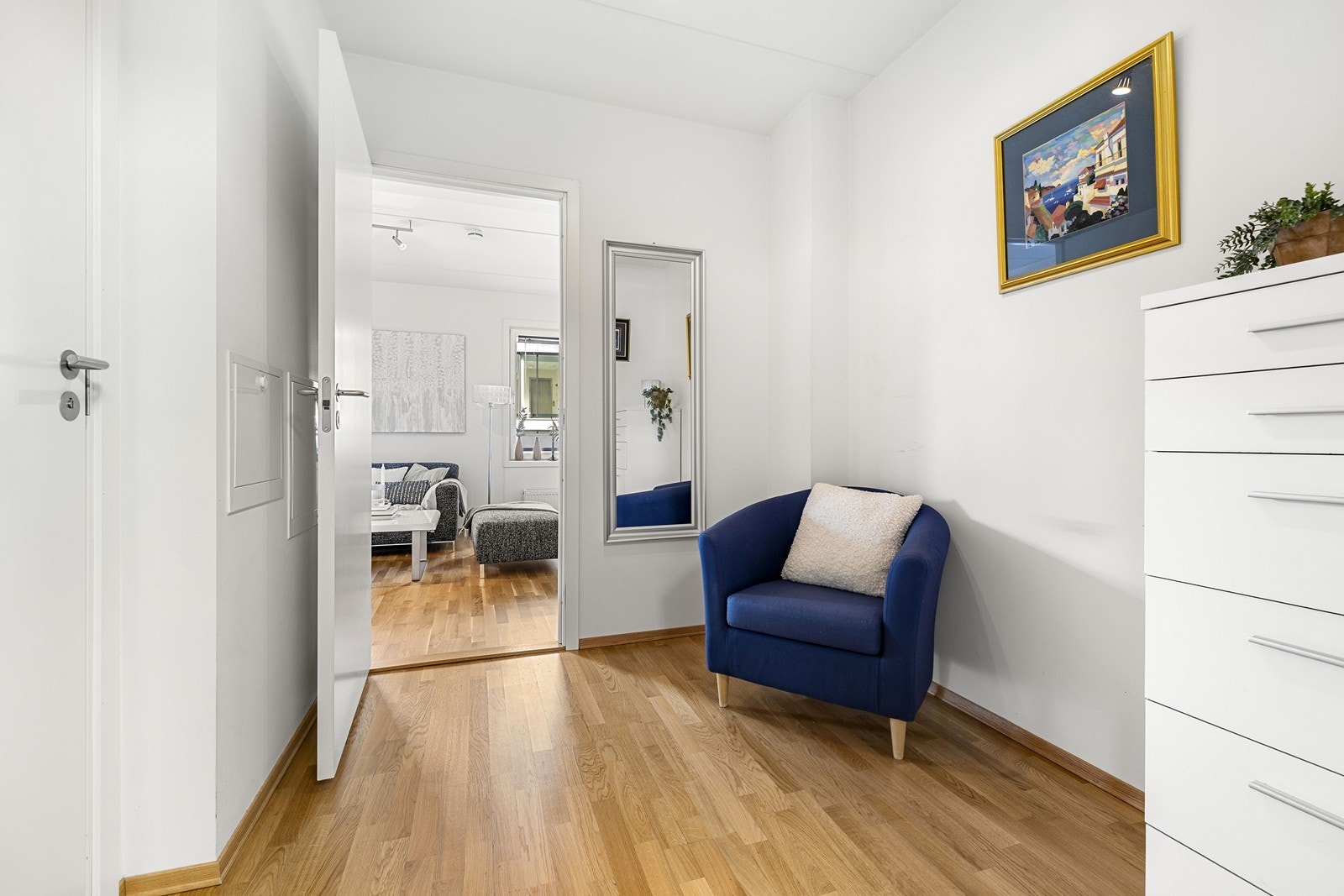 Malte overflater og parkett på gulv. Galleribilde