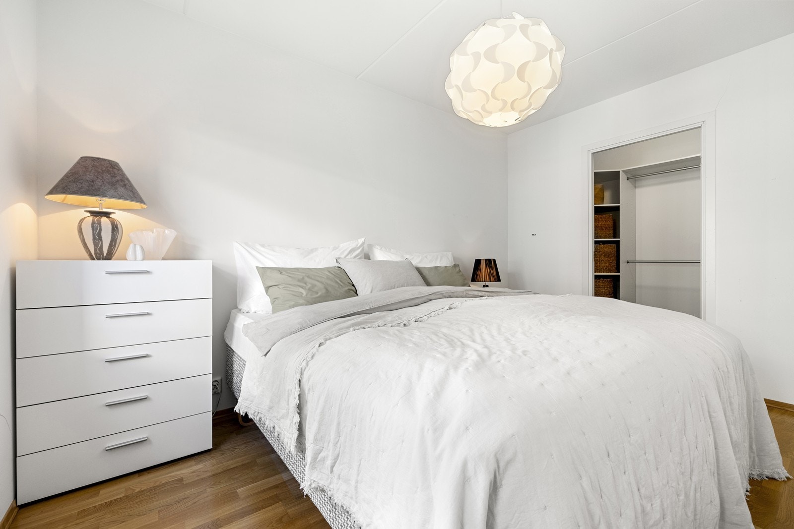 Soverommet har plass til dobbeltseng og tilhørende nattbord, samt direkte tilgang til bod/walk-in garderobe. Galleribilde