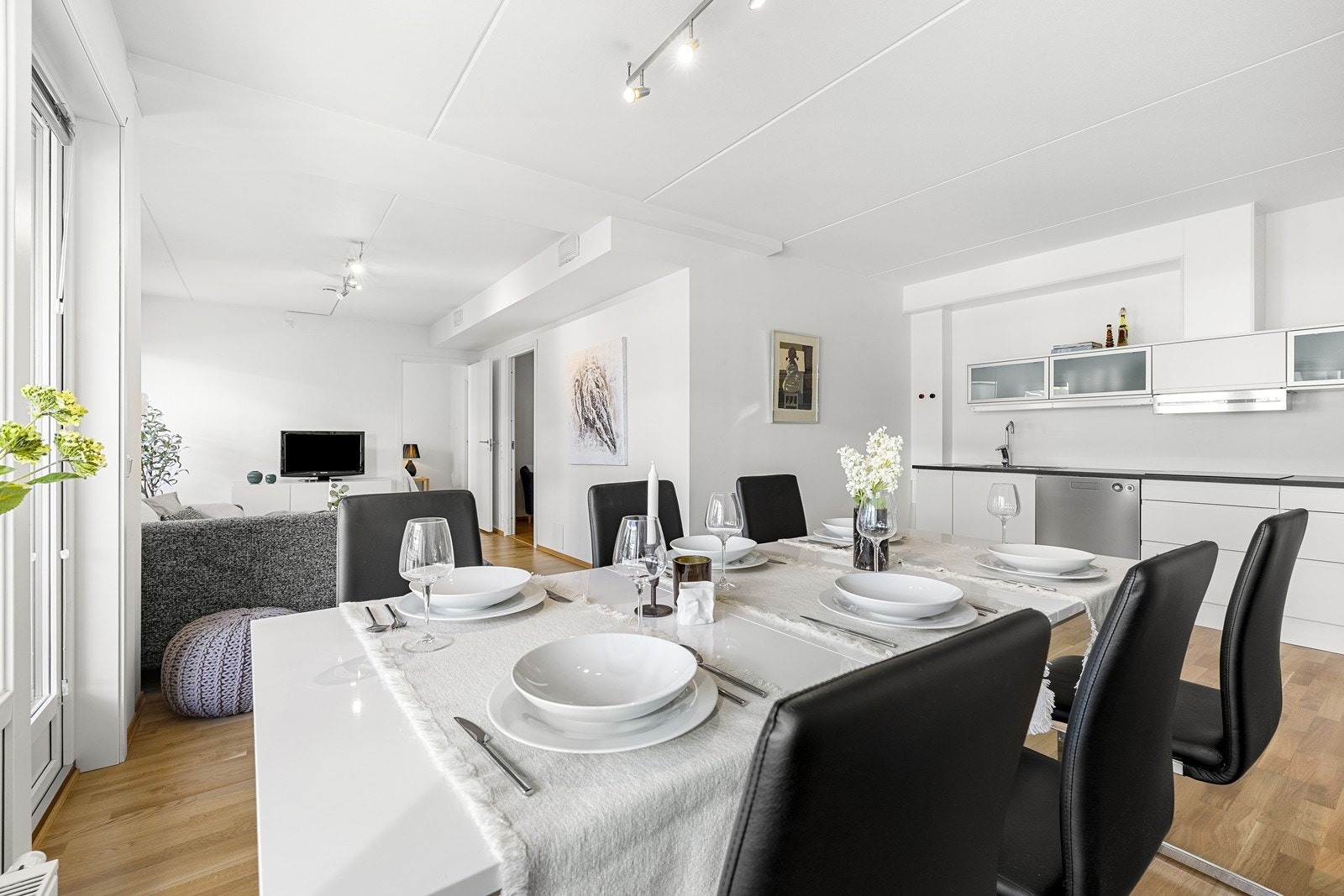 Rundt spisebordet kan venner og familie samles. Galleribilde