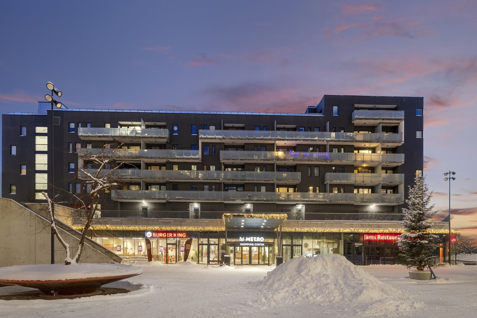 Heis ned til Metro Senter med tilgang til butikker, apotek og spisesteder. Galleribilde