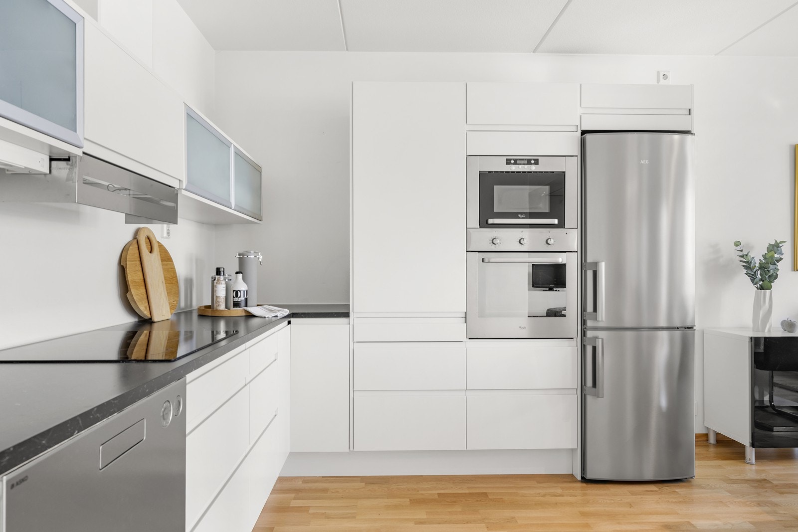 Innredningen er klassisk med hvite, slette fronter, laminat benkeplate og gripetak. Galleribilde