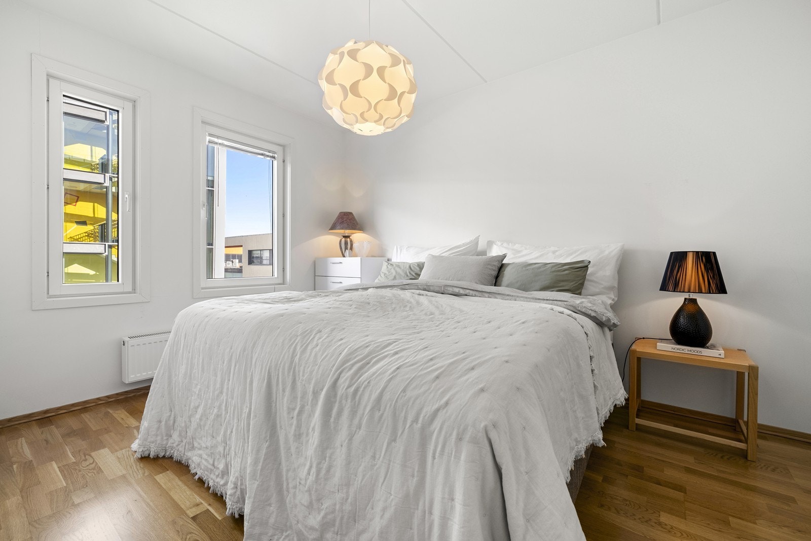 Luftig soverom av god størrelse og med fine vindusflater. Galleribilde