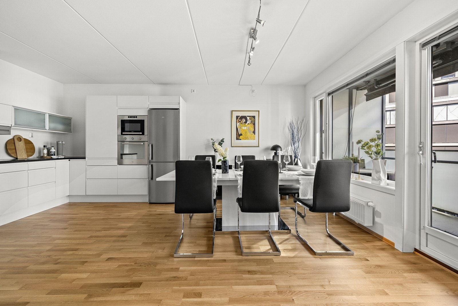 Kjøkkenet og stuen framstår som et sosialt og hyggelig oppholdsrom med mange muligheter. Galleribilde