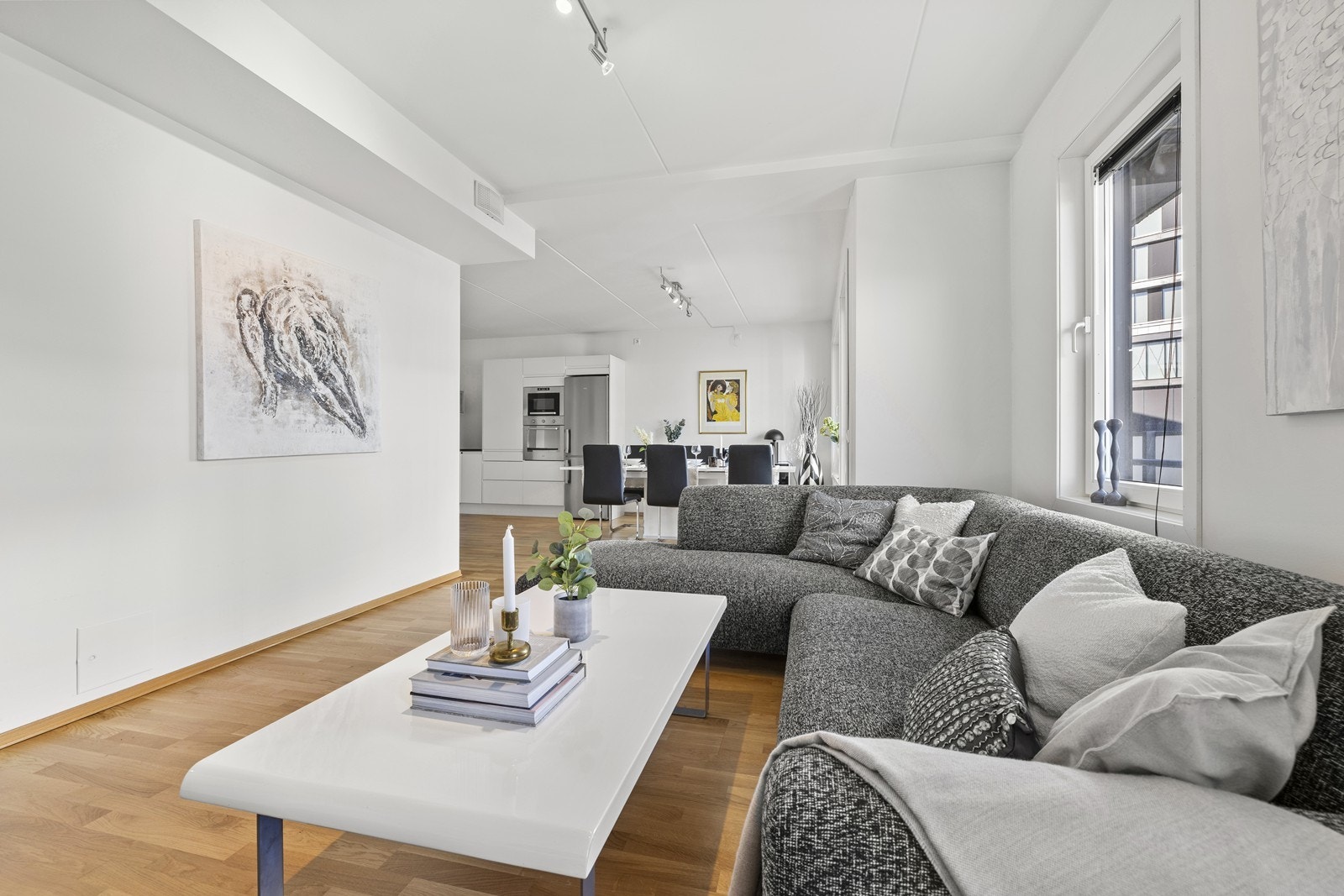 Stuen oppleves romslig med plass til både spisebord, sofagruppe og TV-møblement. Galleribilde