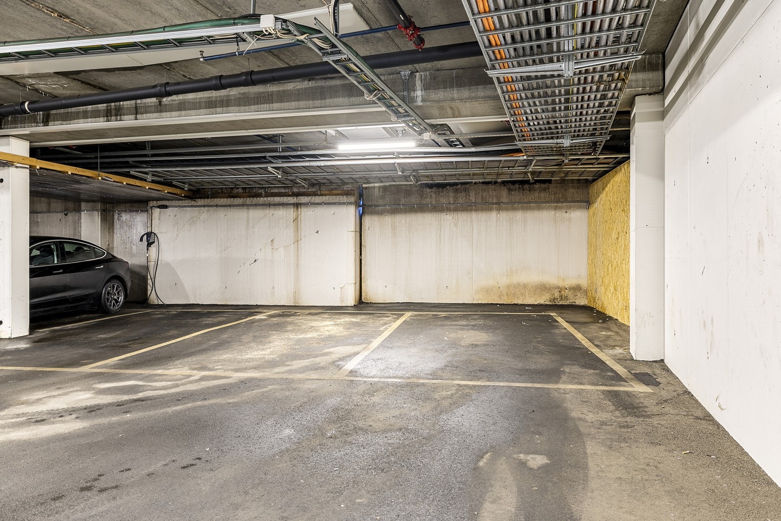 Det medfølger en fast biloppstillingsplass i felles, lukket garasjeanlegg. Galleribilde