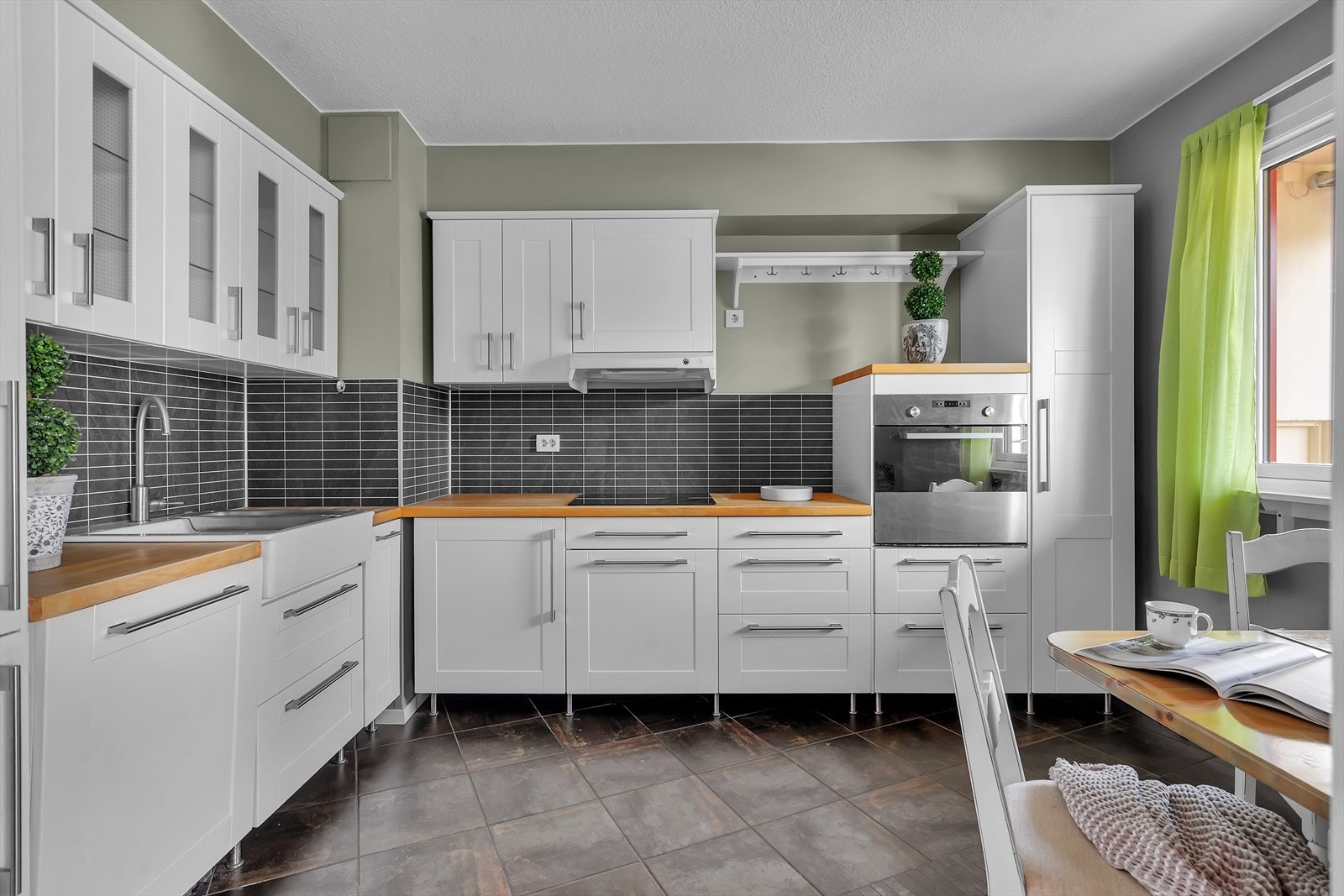 Kjøkkenet er stilrent og gjennomtenkt, med et design som elegant forener praktiske løsninger og moderne stil. Her har du rikelig med skap- og benkeplass, samt kjøkkenplater over benkeplaten som gir et funksjonelt arbeidsområde. Galleribilde