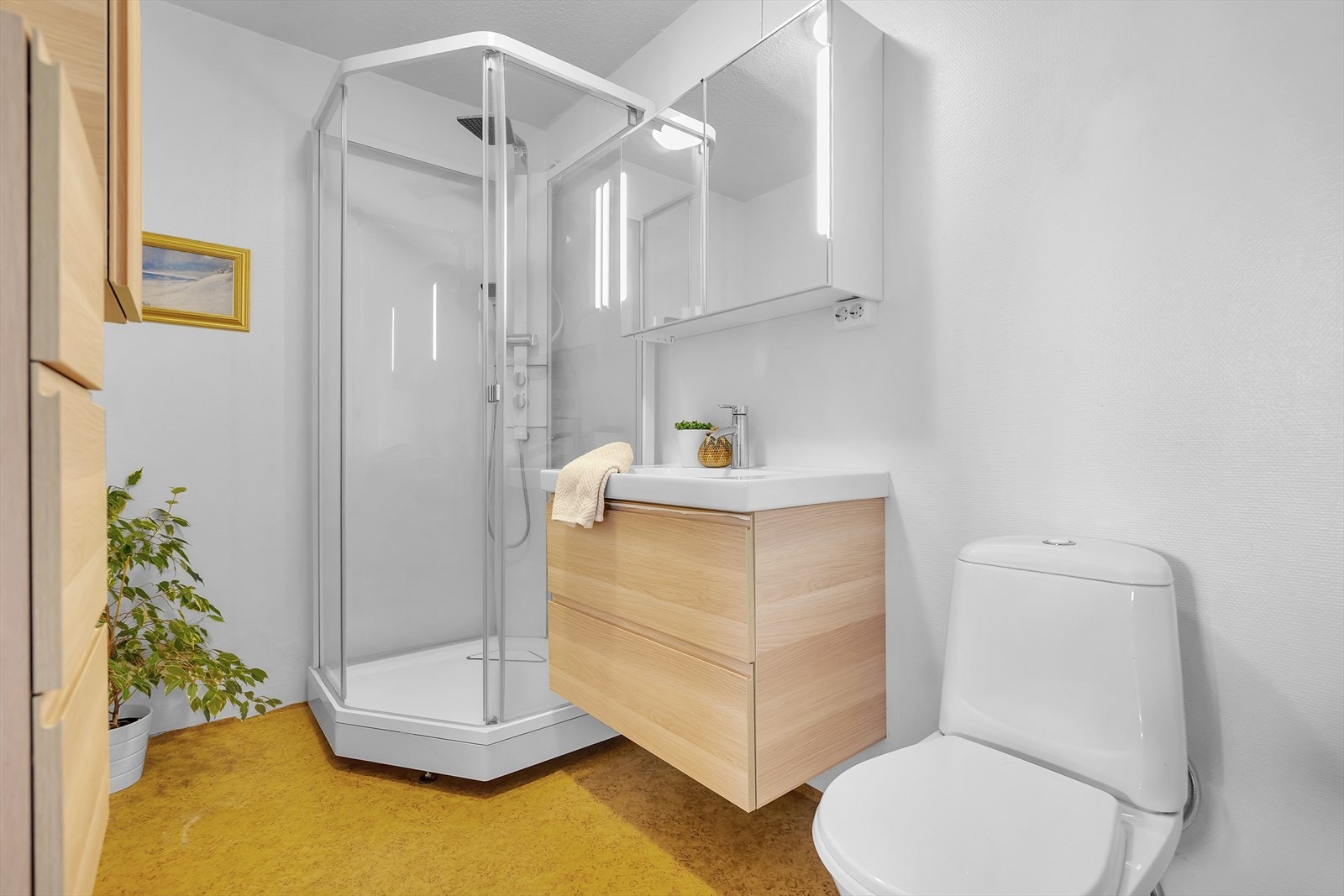 Matchende baderomsinnredning bidrar til en helhetlig og praktisk stil. Galleribilde