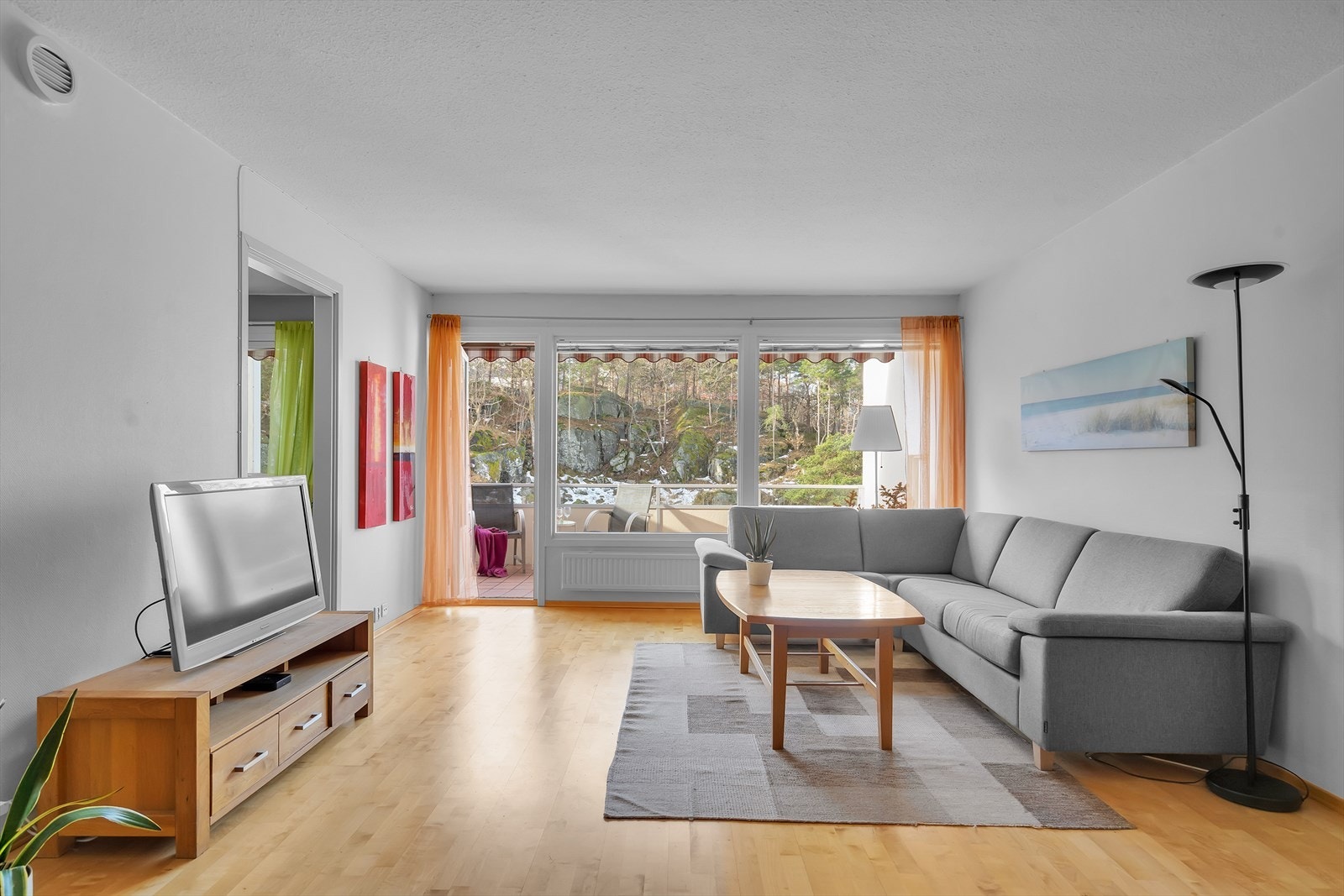 Fra stuen har du også direkte tilgang til en solrik balkong - et ideelt sted for avslapning eller hyggelige stunder utendørs. Galleribilde