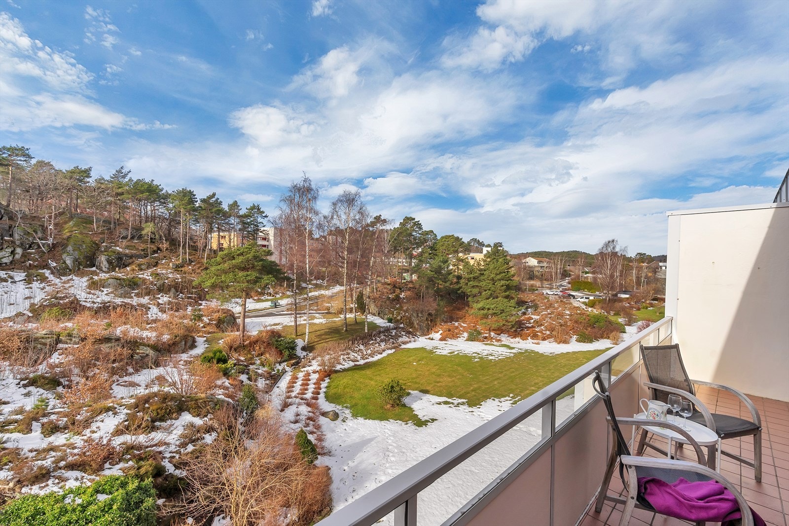 Balkongen har god plass til utemøbler og grill, og legger til rette for hyggelige stunder med familie og venner. Galleribilde