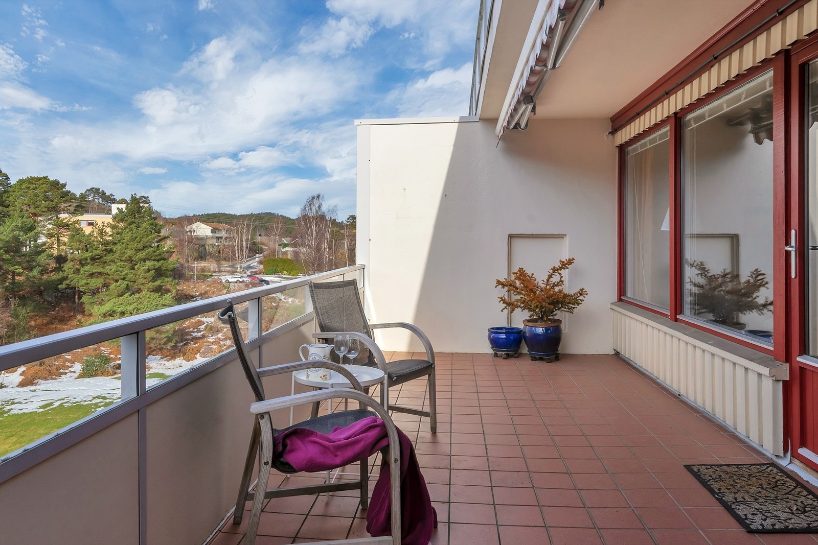 Det flislagte underlaget gir et stilfullt og praktisk preg, mens markisen gir deg mulighet til å søke skygge på solrike dager. Galleribilde