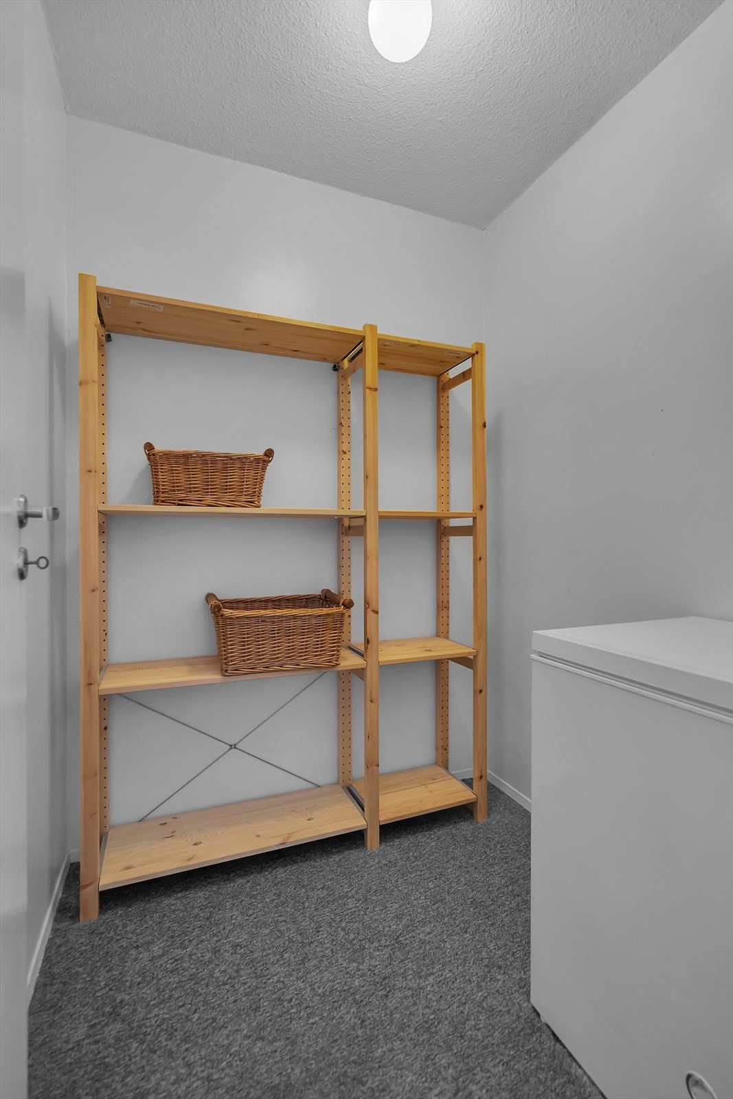 Boligen inkluderer en romslig bod som byr på gode oppbevaringsmuligheter. Det følger også med 3 eksterne boder. Galleribilde