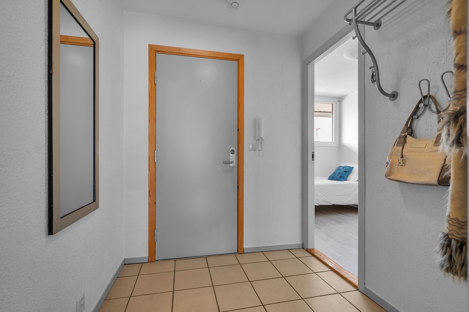 Callinganlegget er praktisk plassert ved inngangsdøren for enkel kommunikasjon, og det er godt med plass til oppheng av yttertøy og oppbevaring av sko. Galleribilde