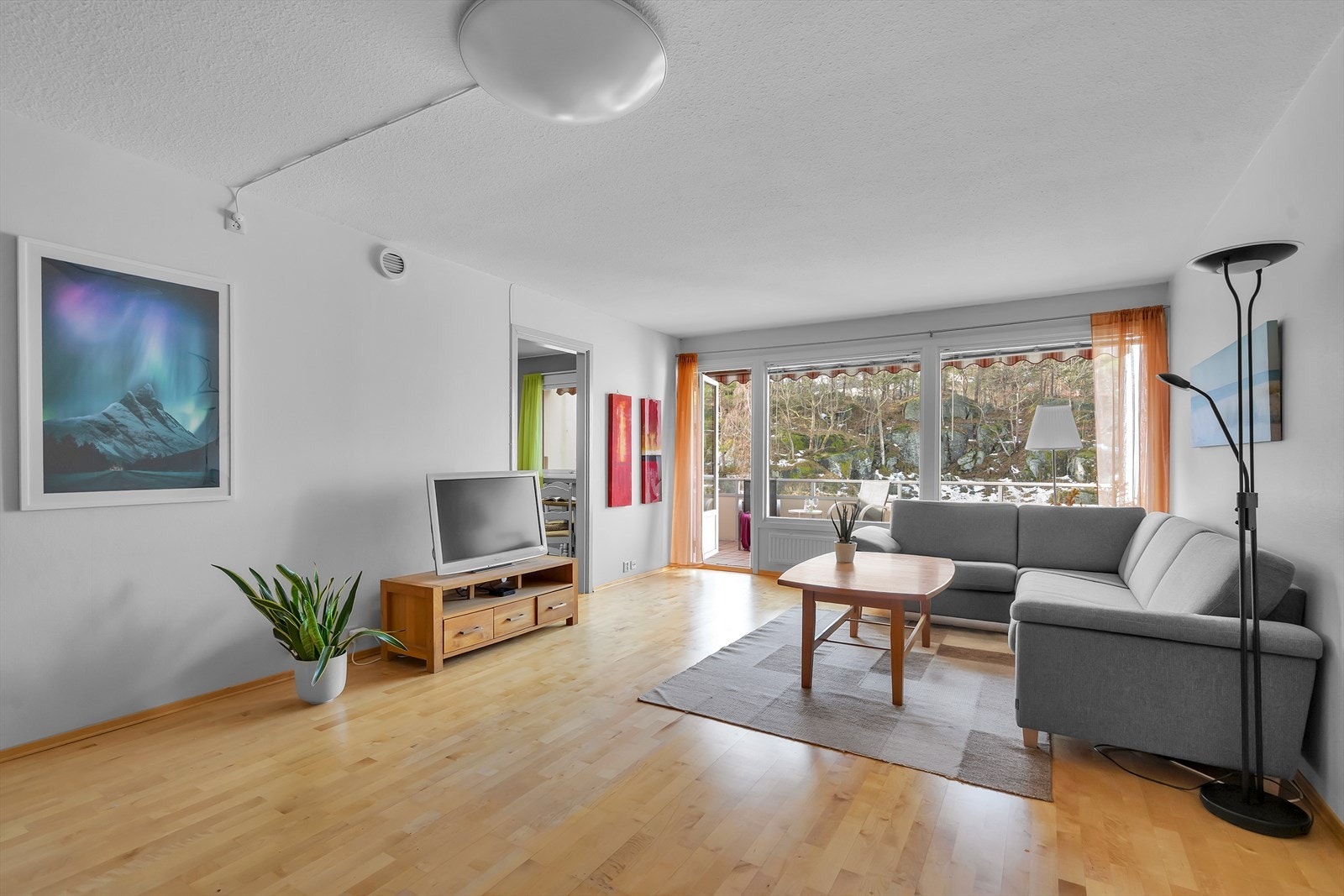 Stuen er romslig og innbydende, med god plass til både salong og spisestuemøblement. Galleribilde