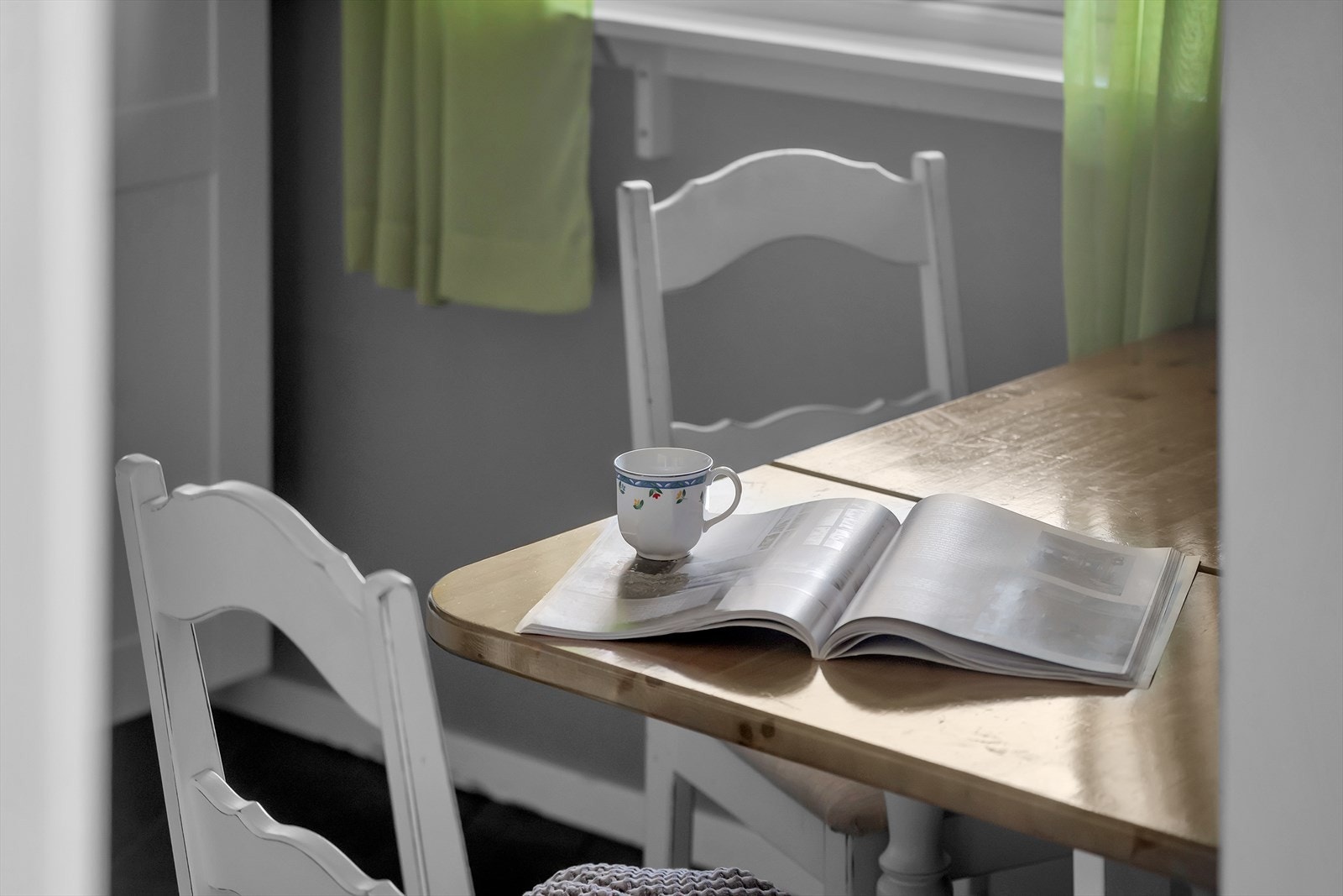 Kjøkkenet har en praktisk utforming med plass til et spisebord, ideelt for å nyte hverdagsmåltidene i en hyggelig atmosfære. Galleribilde