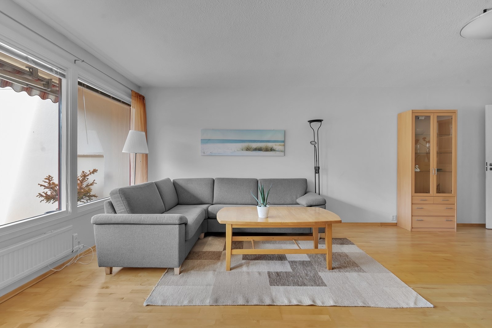 De store vindusflatene sikrer rikelig med naturlig lys, som skaper en luftig og trivelig atmosfære, samtidig som de rammer inn det vakre utsynet mot frodige grøntarealer. Galleribilde