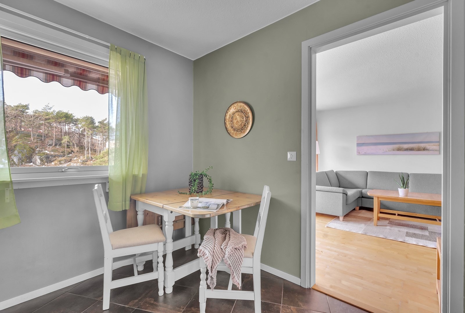 Flislagt gulv i kjøkkensonen bidrar både til et stilrent uttrykk og en praktisk, lettstelt løsning som tåler hverdagens bruk. Galleribilde