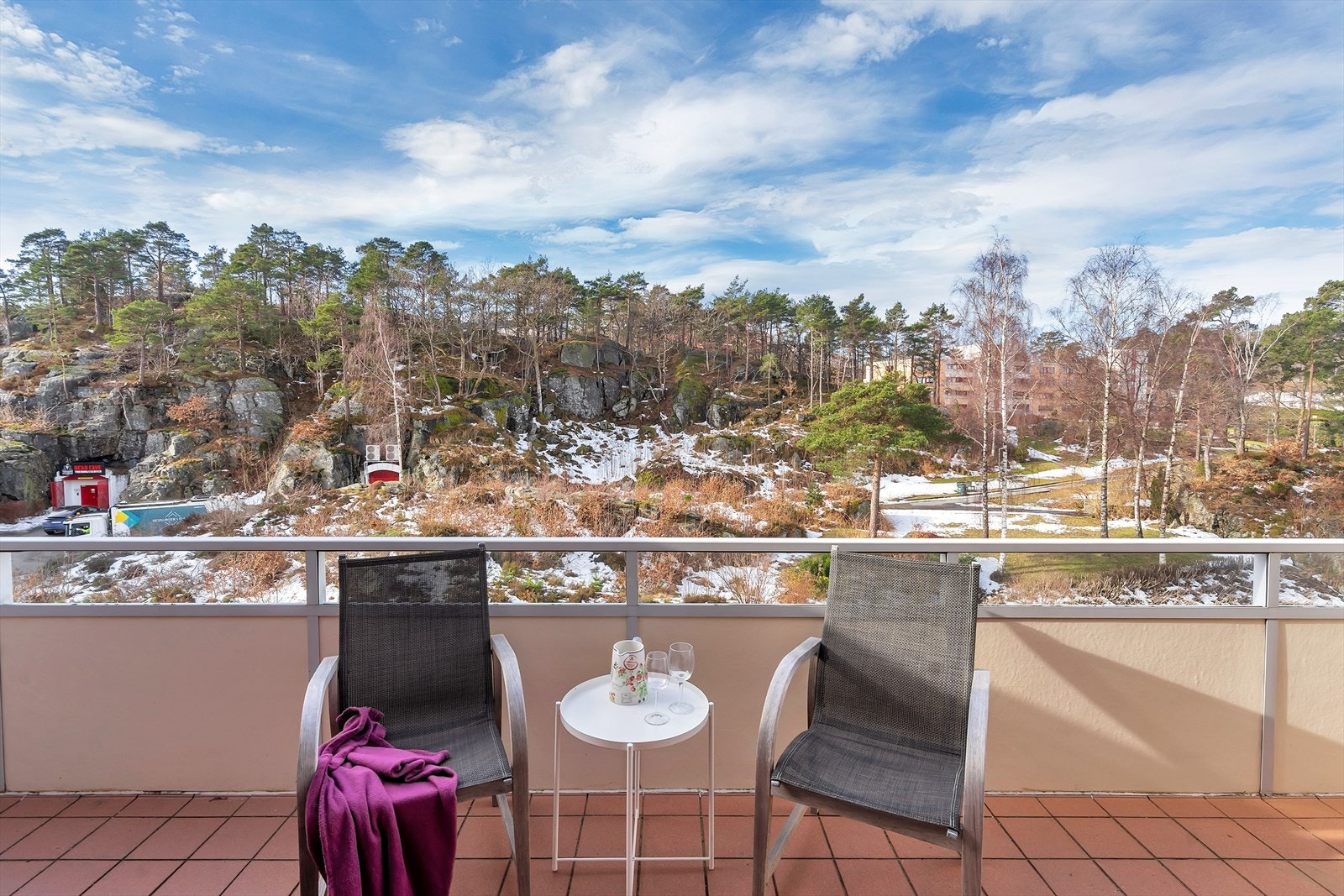 Utsikten mot de fredelige grøntarealene gir en avslappende atmosfære, perfekt for alt fra morgenkaffen til lange, sene sommerkvelder. Galleribilde