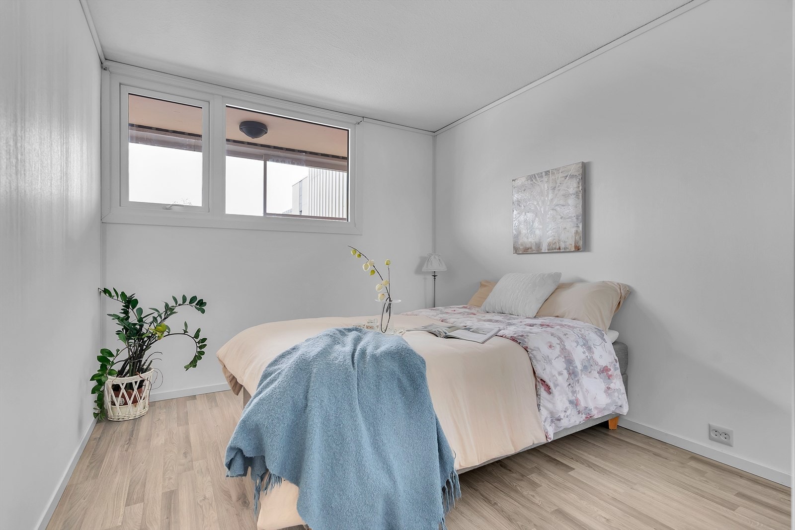 Hovedsoverommet utmerker seg med sin romslige størrelse, som enkelt rommer en dobbeltseng og gir ekstra komfort. Galleribilde